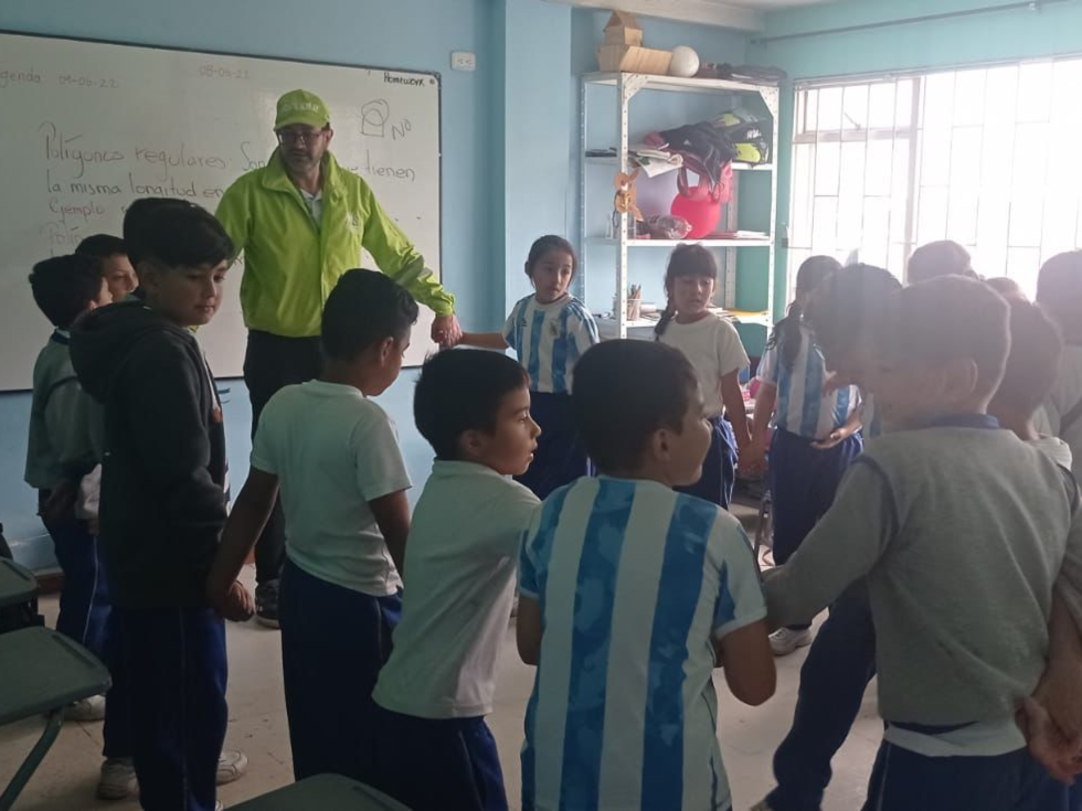 Niños en circulo en salon de clases