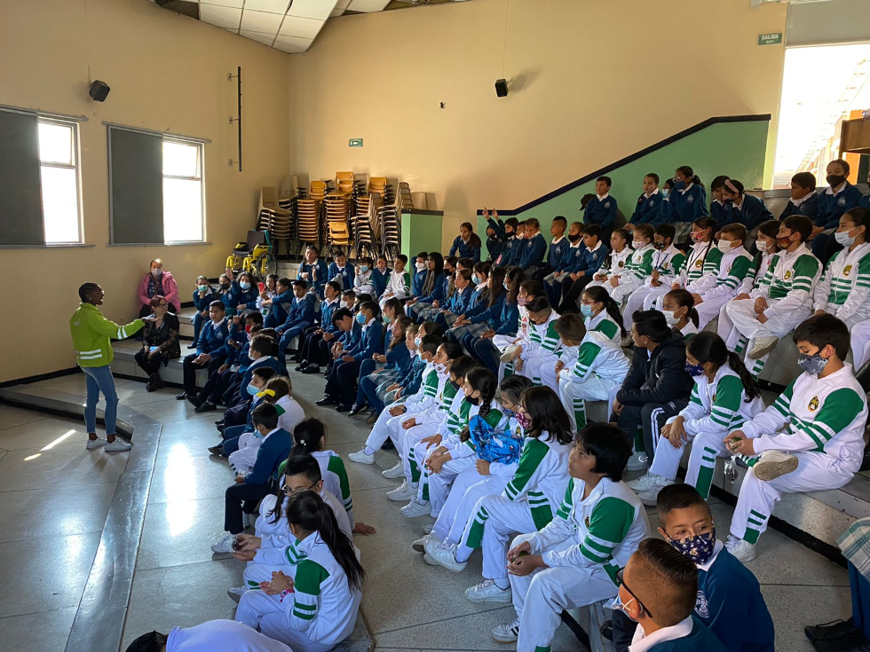 Niños escuchando a un orientador