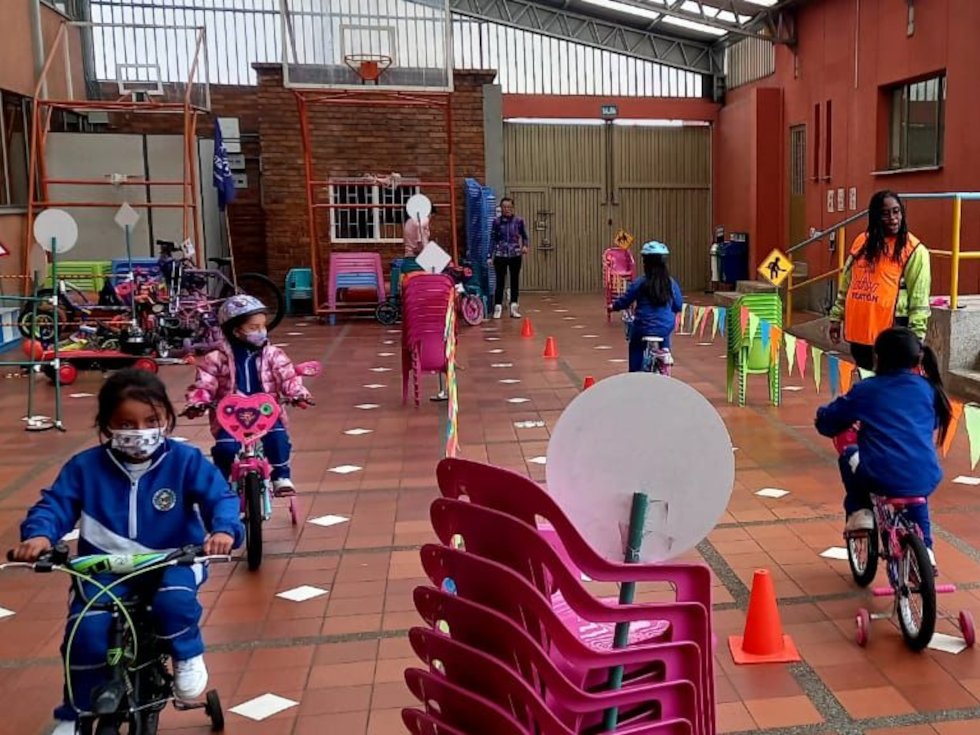 Niños y niñas en bicicletas