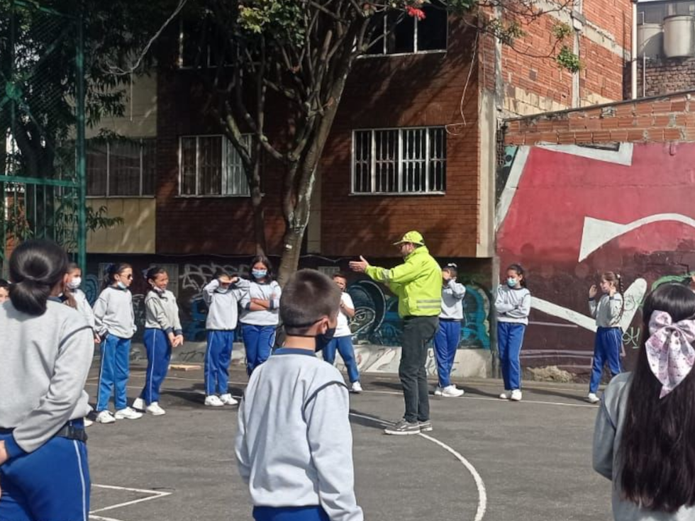 Niños y niñas en cancha con un orientador