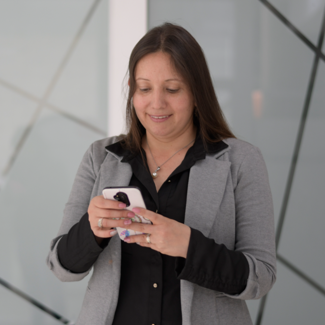 imagen persona consultando su dispositivo movil