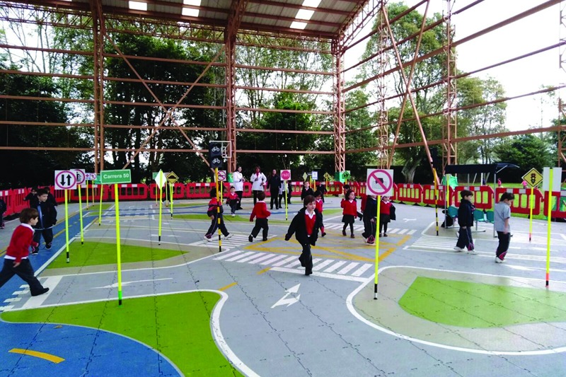 Niños en circuito moviparque