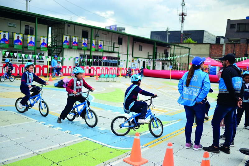 Niños en bicicleta moviparque
