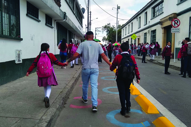 Niñas y niños de camino a la escuela