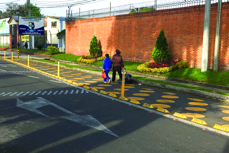 Zona escolar con señalización