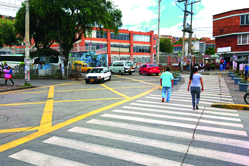 Calle con cruce peatonal