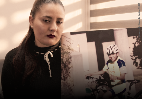 Mujer sostiene en sus manos un un portaretrato