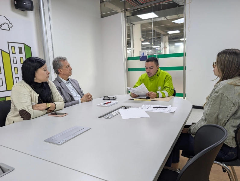 Sesión de conciliación con personas usuarias y equipo del Centro de Conciliación
