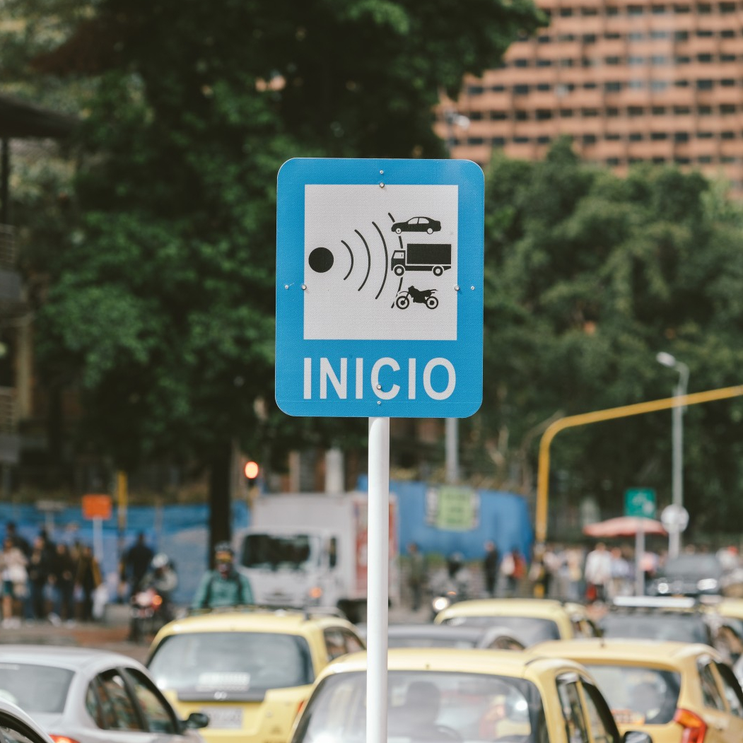 Señal vertical informativa de zona de control electrónico