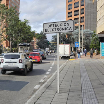 Señal vertical preventiva de zona de fotodetección