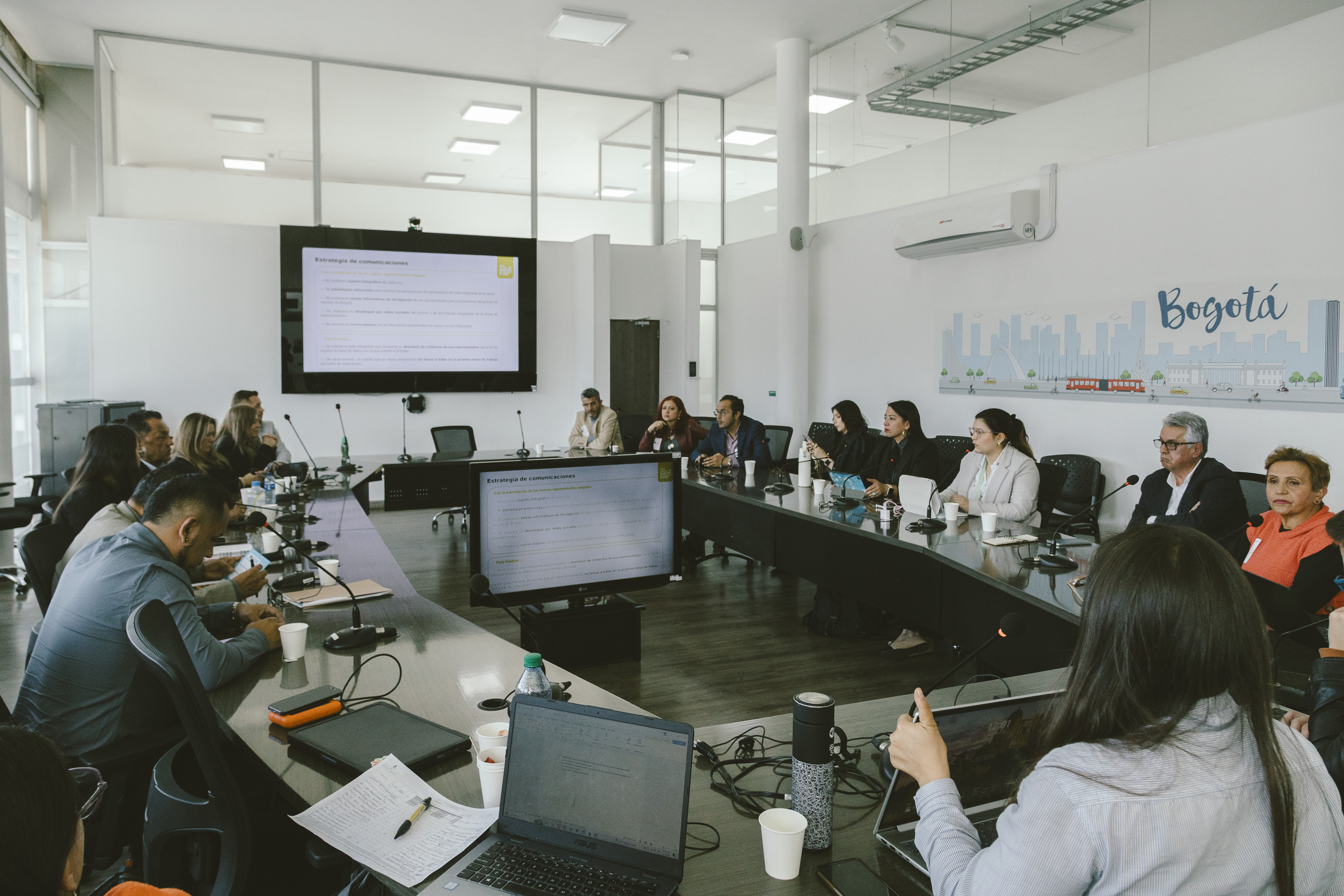 Avanza la Mesa de Representantes del Gremio de Taxis en Bogotá: un diálogo para mejorar la movilidad