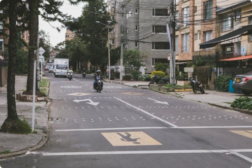 Vía con motociclista en intercepción 