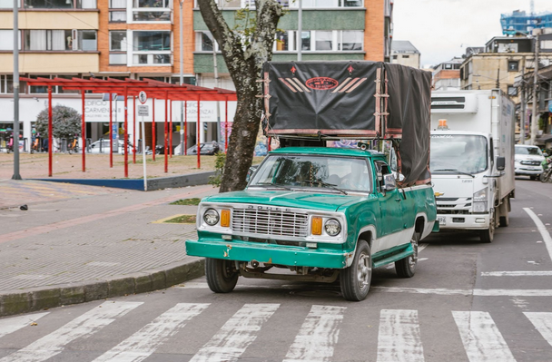 Vehículo antiguo en avenida de Bogotá