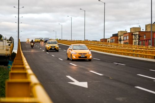 Taxi circulado por avenida de Bogotá