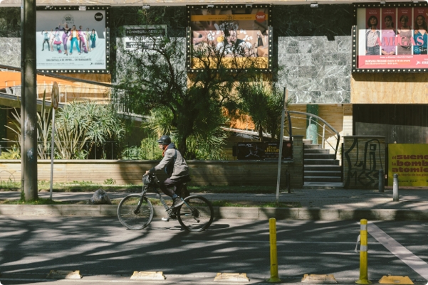 Un ciclista se moviliza por Bogotá, reflejando el propósito: “La bici también mueve la ciudad. Hágalo siempre con seguridad”. Foto: SDM.