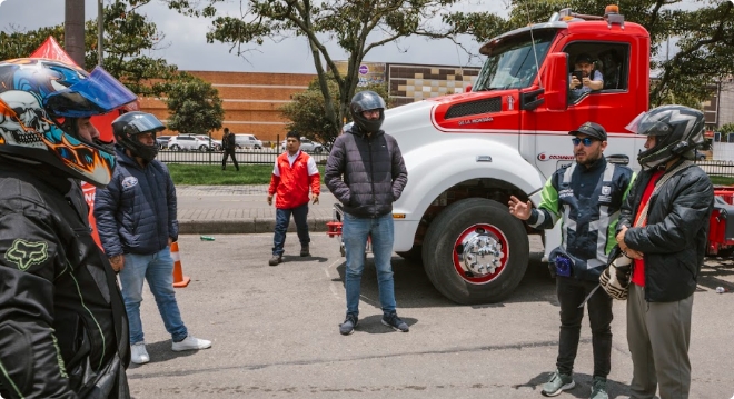 Foto: Sensibilización a motociclistas sobre riesgos frente a vehículos de carga - SDM