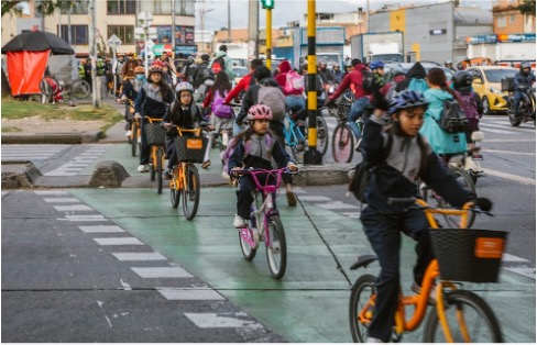 Bogotá promueve la movilidad sostenible con más de 886.000 viajes diarios en bicicleta