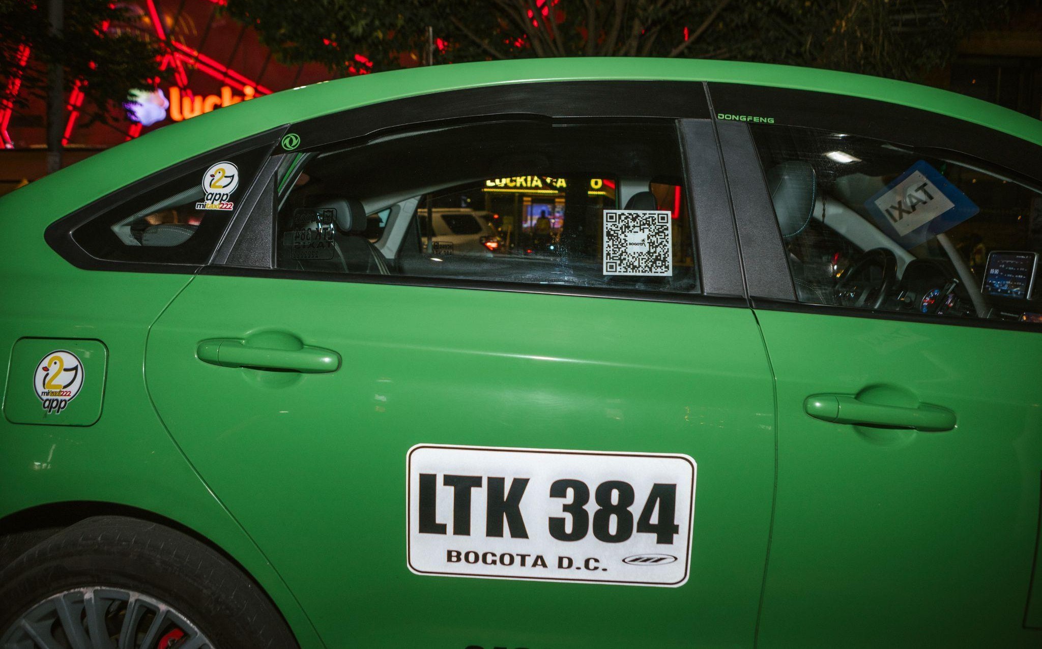 Bogotá continúa con la entrega de códigos QR para identificar los taxis que circulan en la ciudad