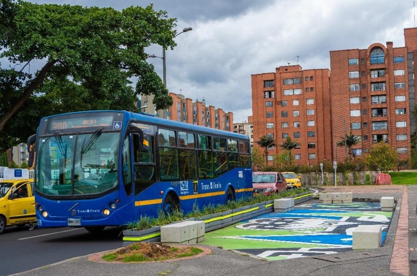 Frente a la Clínica Colombia, Bogotá recupera bahías para los peatones y rinde homenaje al personal médico