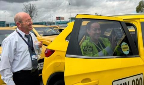 En el Día del Taxista, Bogotá inicia la instalación de códigos QR para verificar la legalidad de los taxis