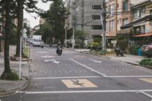 Vía con motociclista en intercepción 