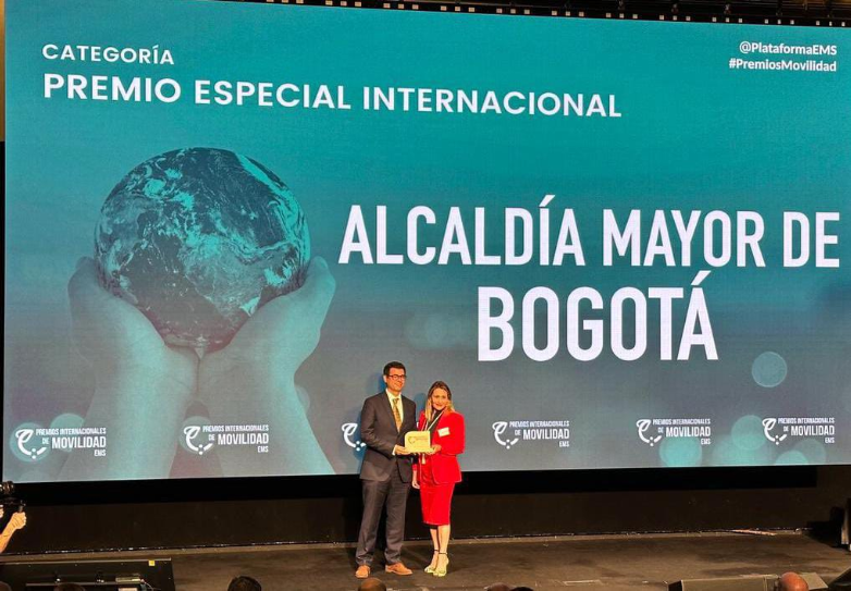 Pablo Bodega Herráez, secretario general del Consorcio Regional de Transporte de Madrid, recibe el premio a nombre de Bogotá, de manos de Carmen María García, presidenta de la Fundación Woman’s Week. Fuente EMS.