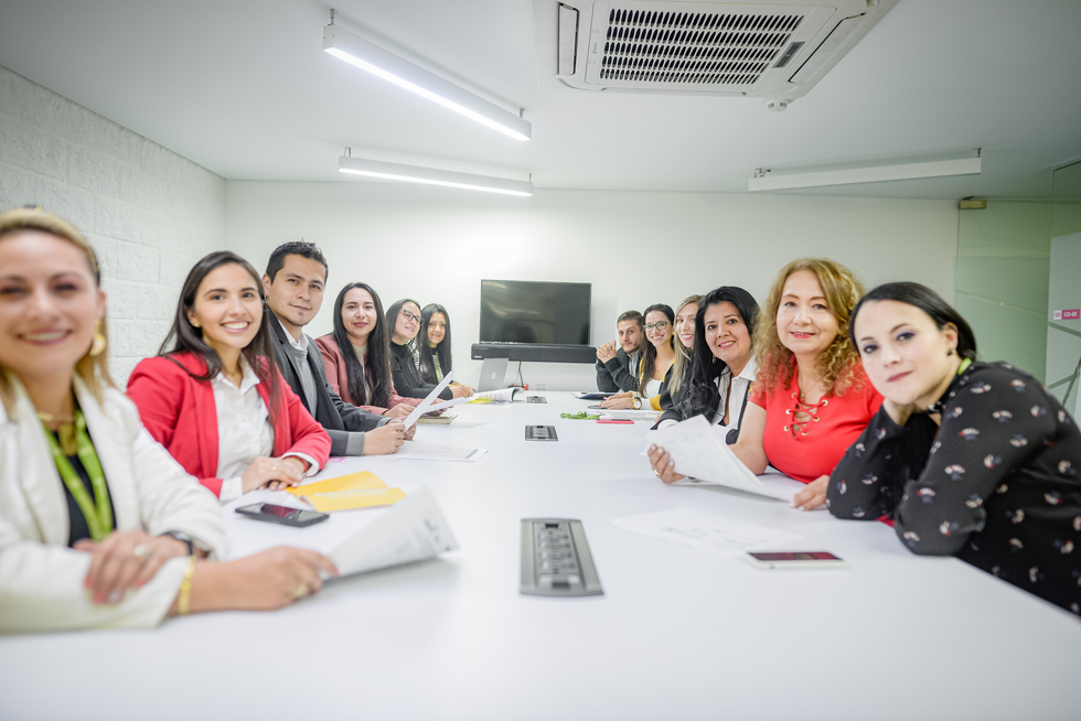 Fotografía de equipo en sala de trabajo inteligente